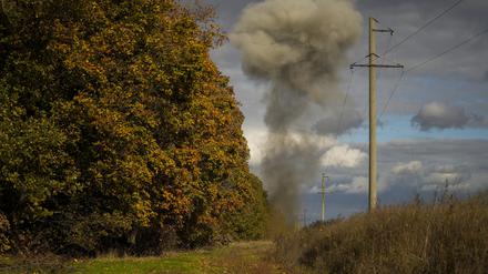 Rauch steigt auf, als ukrainische Minenräumer mit einer kontrollierten Explosion russische Panzerabwehrminen zerstören.
