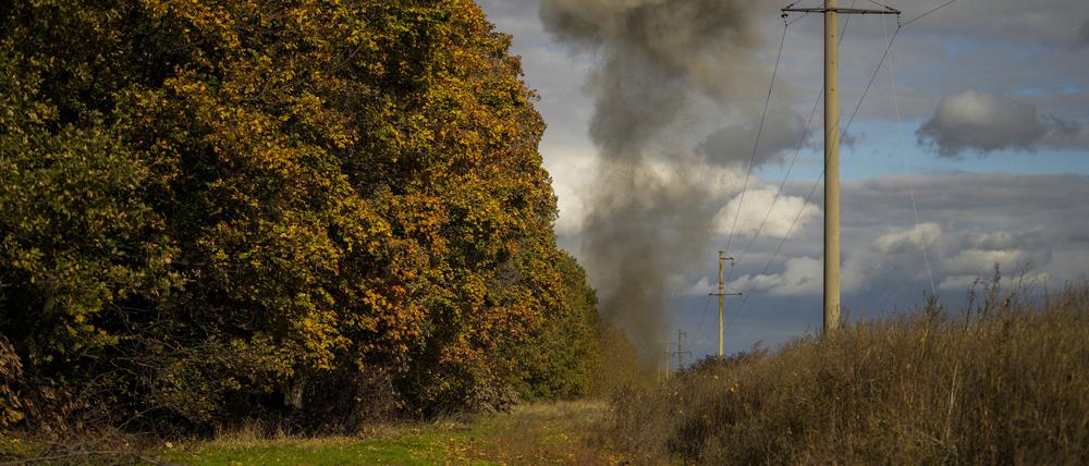 Rauch steigt auf, als ukrainische Minenräumer mit einer kontrollierten Explosion russische Panzerabwehrminen zerstören.