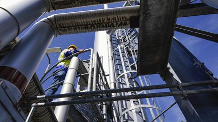 Ein Mitarbeiter der Firma «Enovos Storage GmbH» steht auf dem Gelände des Gasspeichers auf einer Absorber-Anlage.