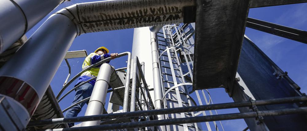 Ein Mitarbeiter der Firma «Enovos Storage GmbH» steht auf dem Gelände des Gasspeichers auf einer Absorber-Anlage.