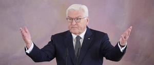  Berlin, Bundespräsident Steinmeier verleiht den Verdienstorden der Bundesrepublik Deutschland Bundespräsident Frank-Walter Steinmeier verleiht am 02.09.2022 das Große Verdienstkreuz mit Stern des Verdienstordens der Bundesrepublik Deutschland an Aleida Assmann, Jan Assmann, Christopher Clark, Klaus Hasselmann und Benjamin List im Schloss Bellevue in Berlin. Im Bild: Frank-Walter Steinmeier Berlin Schloss Bellevue Berlin Deutschland *** Berlin, President Steinmeier awards the Order of Merit of the Federal Republic of Germany Federal President Frank Walter Steinmeier awards the Grand Cross of Merit with Star of the Order of Merit of the Federal Republic of Germany to Aleida Assmann, Jan Assmann, Christopher Clark, Klaus Hasselmann and Benjam