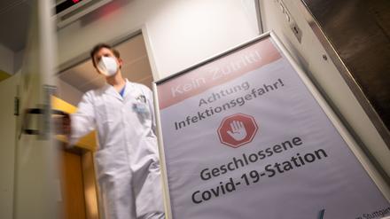 Krankenhäuser bekommen den Anstieg der Infektionszahlen wieder zu spüren.