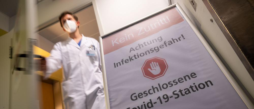 Krankenhäuser bekommen den Anstieg der Infektionszahlen wieder zu spüren.