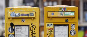 Zwei Briefkästen vor einem Kiosk in der Kölner Innenstadt sind mit Stickern übersäht. Themenbild, Symbolbild Köln, 21.02.2022 *** Two mailboxes in front of a kiosk in downtown Cologne are covered with stickers Topic Image, Symbol Image Cologne, 21 02 2022 Foto:xC.xHardtx/xFuturexImage 