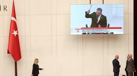 Oppositionsabgeordneter Erbay zerschlägt aus Protest sein Smartphone mit einem Hammer.