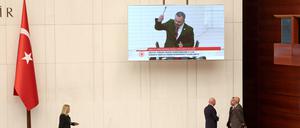 Oppositionsabgeordneter Erbay zerschlägt aus Protest sein Smartphone mit einem Hammer.