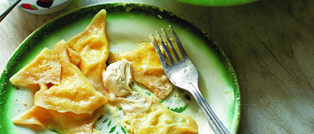 Ukrainische gefüllte Nudeln im Kochbuch „Mamusia“.