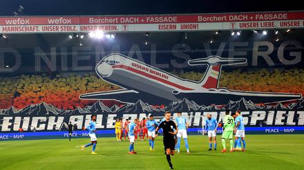 Unions Ultras begannen das Spiel mit einer beeindruckenden Choreografie. „Schnallt euch alle an – Union spielt in Europa“, war darauf zu lesen.