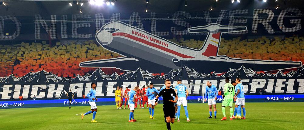 Unions Ultras begannen das Spiel mit einer beeindruckenden Choreografie. „Schnallt euch alle an – Union spielt in Europa“, war darauf zu lesen.