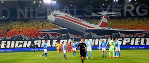Unions Ultras begannen das Spiel mit einer beeindruckenden Choreografie. „Schnallt euch alle an – Union spielt in Europa“, war darauf zu lesen.