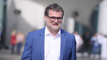 Der Fußballfan Wolfgang Schmidt bezeichnet sich selbst als „Libero der Regierungsmannschaft“.