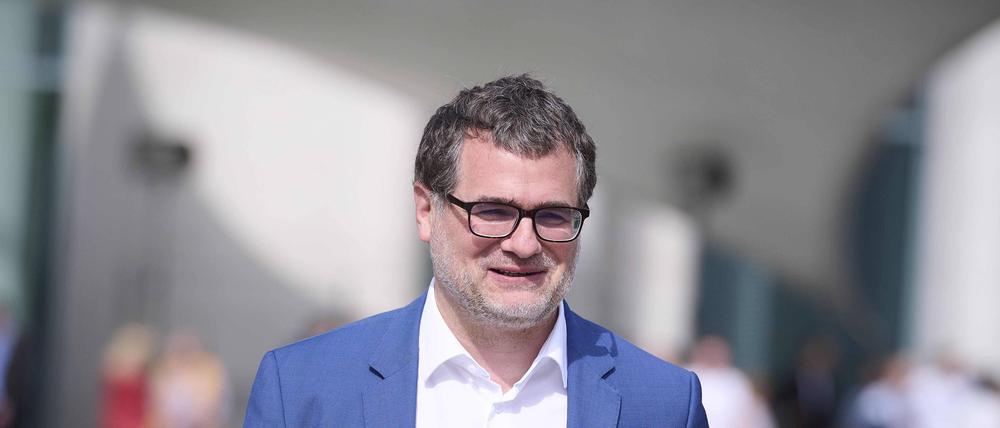 Der Fußballfan Wolfgang Schmidt bezeichnet sich selbst als „Libero der Regierungsmannschaft“.
