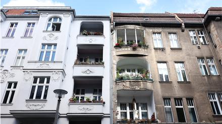 Saniertes und unsaniertes Haus. Gebäude mit schlechterer Energiebilanz kommen mit Preisabschlägen auf den Markt, zeigt eine Studie.