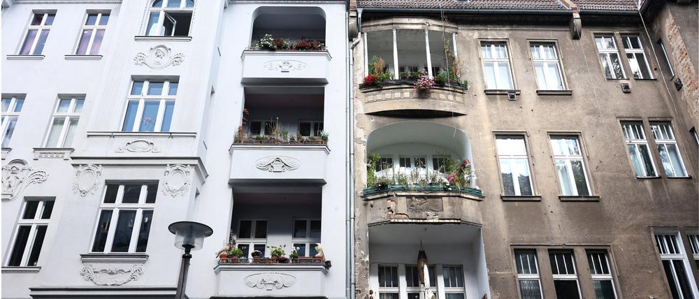 Saniertes und unsaniertes Haus. Gebäude mit schlechterer Energiebilanz kommen mit Preisabschlägen auf den Markt, zeigt eine Studie.