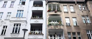 Saniertes und unsaniertes Haus. Gebäude mit schlechterer Energiebilanz kommen mit Preisabschlägen auf den Markt, zeigt eine Studie.