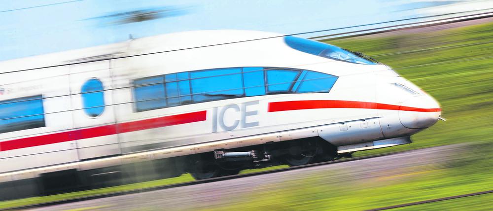 Ein ICE der Deutschen Bahn auf den Schienen am Bahnhof Köln Deutz (Symbolbild)