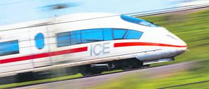 Ein ICE der Deutschen Bahn auf den Schienen am Bahnhof Köln Deutz (Symbolbild)