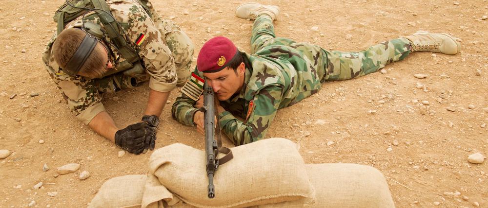 Einweisung der kurdischen Peschmerga in die Handhabung des G3-Sturmgewehrs durch Soldaten der Bundeswehr auf einer Schießanlage nahe der nordirakischen Stadt Erbil.