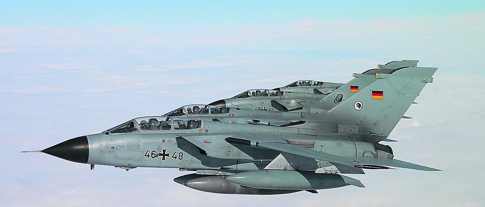Tornado-Kampfflugzeuge der Bundesluftwaffe fliegen in Formation auf dem Rückflug aus dem Irak. 