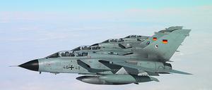 Tornado-Kampfflugzeuge der Bundesluftwaffe fliegen in Formation auf dem Rückflug aus dem Irak. 