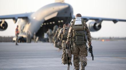 Das Handout der Bundeswehr zeigt einen Militärtransporter C17, der vom Feldlager in Masar-i-Scharif Richtung Deutschland fliegt. Damit endete der Afghanistan-Einsatz der Bundeswehr. (Archivfoto)