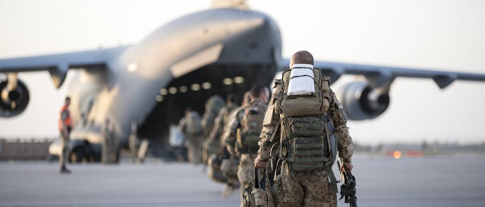 Das Handout der Bundeswehr zeigt einen Militärtransporter C17, der vom Feldlager in Masar-i-Scharif Richtung Deutschland fliegt. Damit endete der Afghanistan-Einsatz der Bundeswehr. (Archivfoto)