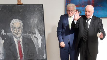 Gut getroffen? Armin Mueller-Stahl mit seinem Werk und dem abgebildeten Bundespräsidenten.