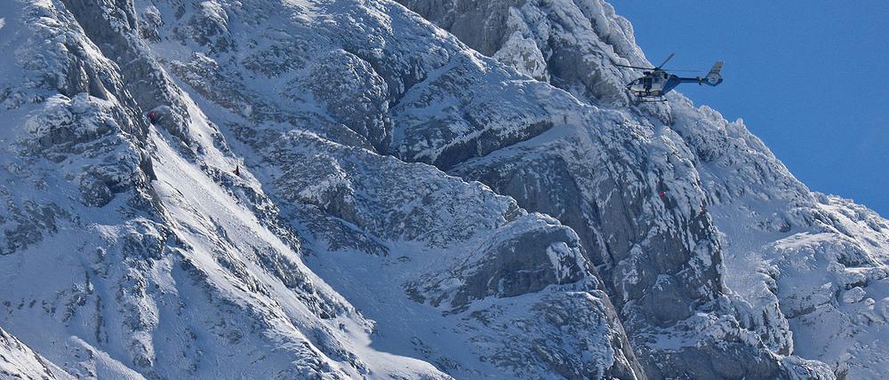 Jetzt gibt es Gewissheit: Nach fast vier Wochen ist die Leiche eines vermissten Bergsteigers aus Niedersachsen am Hochkalter bei Berchtesgaden gefunden worden. Schmelzender Schnee gab die Leiche des 24-Jährigen frei.