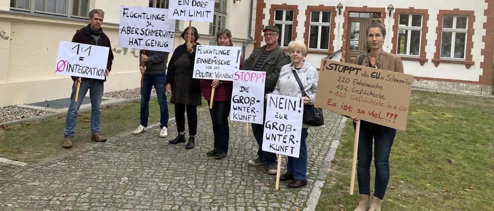 Schmerwitzer:innen demonstrieren in Werder (Havel) vor dem Kreistag gegen die Unterbringung weiterer Geflüchteter im Ort.