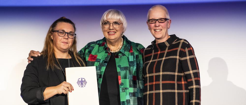 Thalia-Chefinnen Daniela Zuklic (l.) und Christiane Niewald (r.) mit Kulturstaatsministerin Claudia Roth (Grüne) bei der Verleihung.