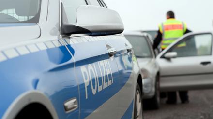 Als die Polizei am Unfallort auf der A65 eintraf, flüchteten Fahrer und Beifahrerin. 