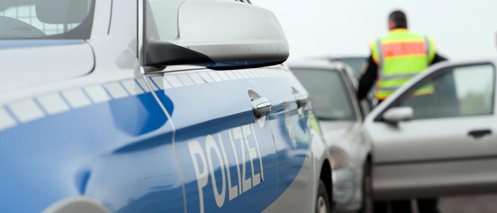 Als die Polizei am Unfallort auf der A65 eintraf, flüchteten Fahrer und Beifahrerin.