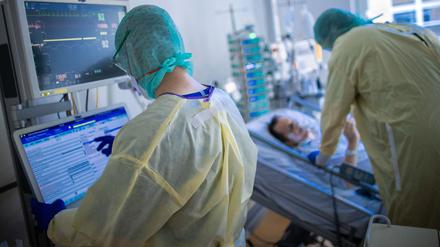 Pflegekräfte arbeiten im besonders geschützten Teil der Intensivstation des Universitätsklinikums Greifswald mit Corona-Patienten (Symbolbild).