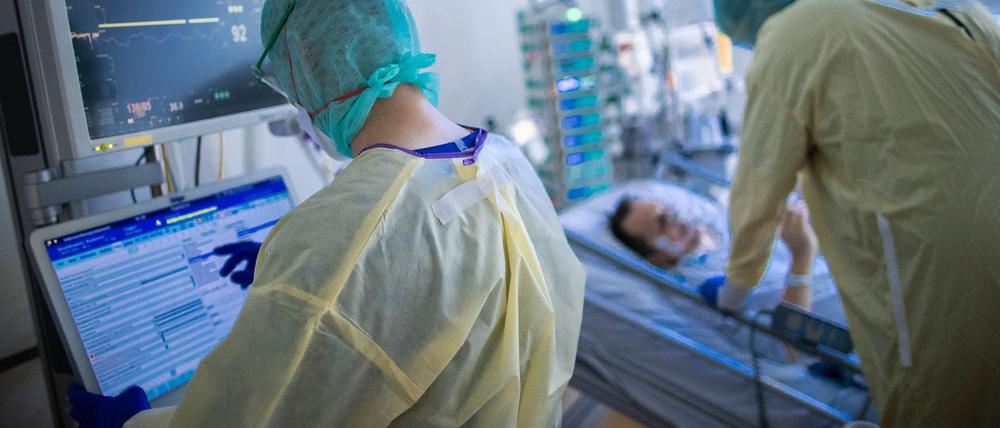 Pflegekräfte arbeiten im besonders geschützten Teil der Intensivstation des Universitätsklinikums Greifswald mit Corona-Patienten (Symbolbild).
