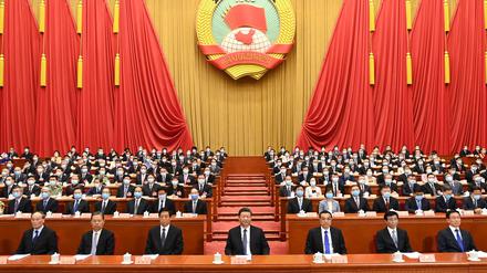 dpatopbilder - 21.05.2020, China, Peking: Xi Jinping (M), Präsidenten von China, Li Keqiang (M,l), Ministerpräsident von China, und andere Politiker nehmen an der Eröffnungssitzung der Dritten Sitzung des Nationalen Volkskongresses in der Großen Halle des Volkes teil. Der Nationale Volkskongress ist Chinas Parlament. Foto: Li Xueren/XinHua/dpa +++ dpa-Bildfunk +++