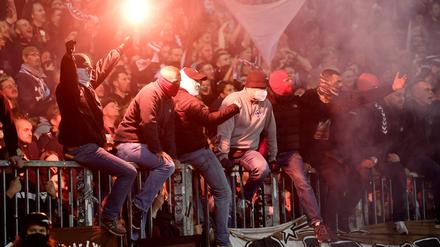 St. Pauli Fans feiern den Sieg. 