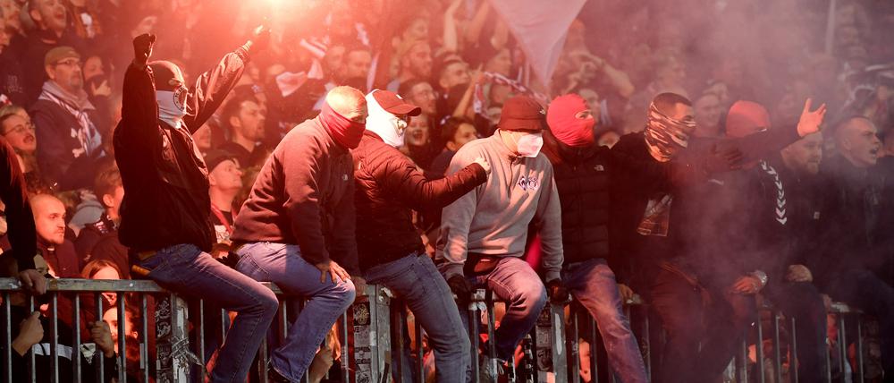 St. Pauli Fans feiern den Sieg.