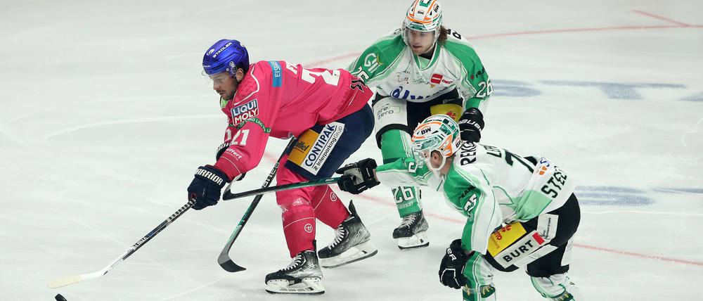 Auch Doppeltorschütze Giovanni Fiore (in Pink) hatte es schwer gegen die Bietigheim Steelers.
