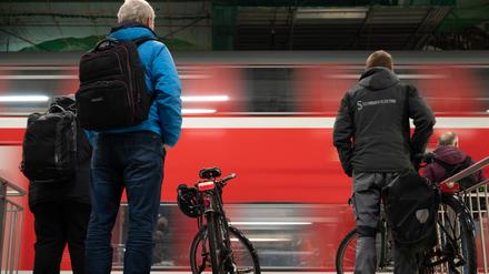 Eine S-Bahn der Deutschen Bahn fährt an einem Bahnsteig im Hauptbahnhof Dresden ein.