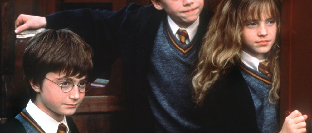 Die Zauberlehrlinge Harry Potter (Daniel Radcliffe, l.), Ron Weasley (Rupert Grint) und Hermine Granger (Emma Watson) im Kinofilm „Harry Potter und der Stein der Weisen“  (Archivbild). 