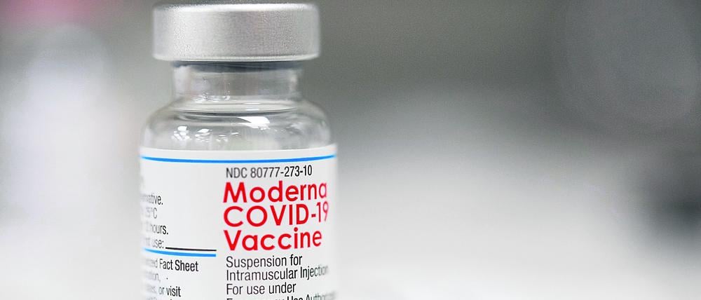 Eine Ampulle des Covid-19-Impfstoffs von Moderna.