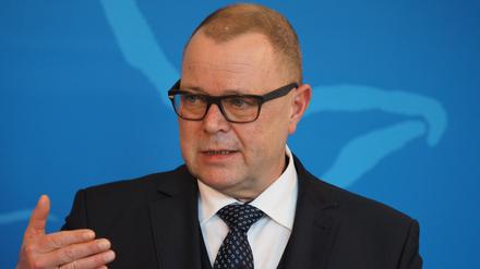ARCHIV - 23.02.2021, Brandenburg, Potsdam: Michael Stübgen (CDU), Minister des Innern und für Kommunales, spricht während einer Pressekonferenz zu den "Perspektiven zur Bewältigung der Corona-Pandemie für Brandenburg". (zu dpa: «Innenminister hält schärfere Corona-Regeln derzeit nicht für nötig») Foto: Soeren Stache/dpa-Zentralbild/dpa +++ dpa-Bildfunk +++