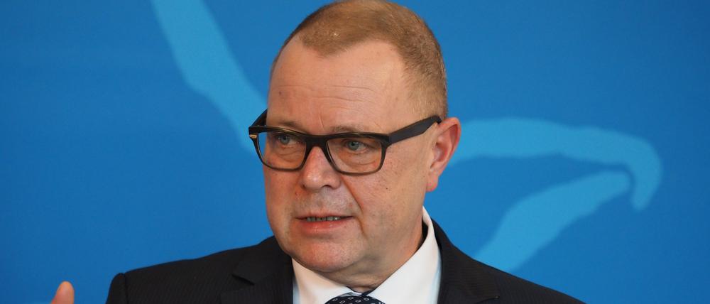 ARCHIV - 23.02.2021, Brandenburg, Potsdam: Michael Stübgen (CDU), Minister des Innern und für Kommunales, spricht während einer Pressekonferenz zu den "Perspektiven zur Bewältigung der Corona-Pandemie für Brandenburg". (zu dpa: «Innenminister hält schärfere Corona-Regeln derzeit nicht für nötig») Foto: Soeren Stache/dpa-Zentralbild/dpa +++ dpa-Bildfunk +++