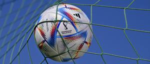 Sport Bilder des Tages 22.09.2022, Fussball Weltmeisterschaft 2022 in Katar, Der offizielle Spielball der WM-2022, AL RIHLA Pro von ADIDAS zappelt im Tornetz. *** 22 09 2022, Football World Cup 2022 in Qatar, The official match ball of the World Cup 2022, AL RIHLA Pro by ADIDAS fidgets in the goal net