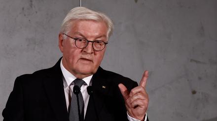 Bundespräsident Frank-Walter Steinmeier spricht bei dem Festakt anlässlich des 70. Jahrestages der Gründung des Vereins Atlantik-Brücke in der Orangerie von dem Schloss Charlottenburg.