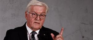 Bundespräsident Frank-Walter Steinmeier spricht bei dem Festakt anlässlich des 70. Jahrestages der Gründung des Vereins Atlantik-Brücke in der Orangerie von dem Schloss Charlottenburg.
