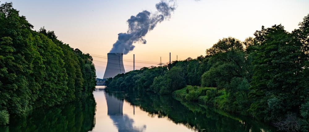 Der Kühlturm des Atomkraftwerks (AKW) Isar 2. (Archivbild)