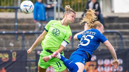 Alexandra Popp (l.) traf für Wolfsburg zum 1:0.