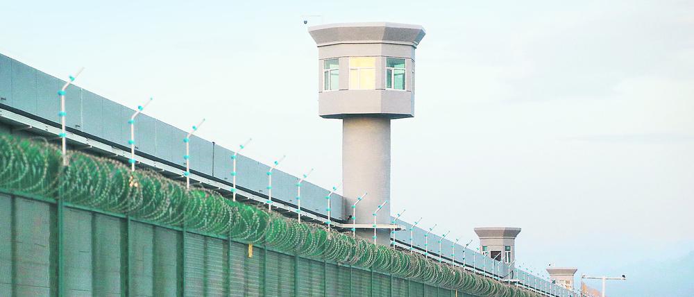 Arbeiter am Zaun eines „Berufsbildungszentrums“ in der Autonomen Region Xinjiang-Uigurien, China. (Archivfoto)