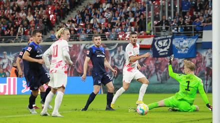 Für Herthas Abwehr ging es einige Male zu schnell, wie hier beim 0:3 nach einem Pfostenschuss von Andre Silva (2. von rechts).